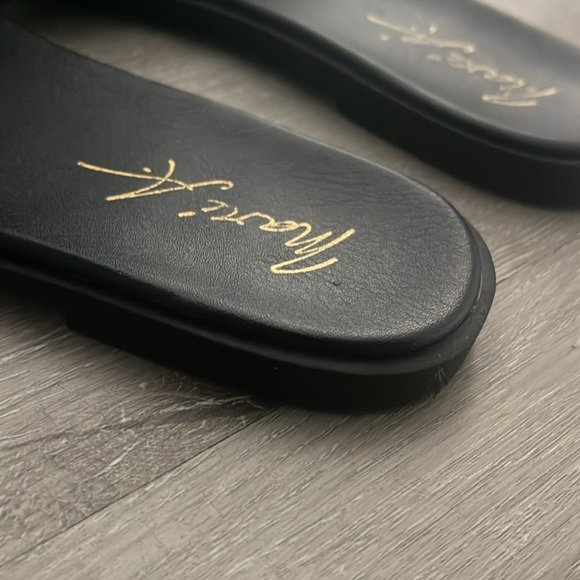 Black slides with gold - Picture 5 of 6
